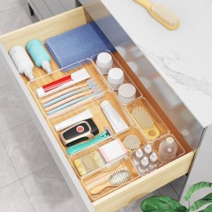 Cassetto organizzato con contenitori trasparenti per sistemare accessori neonato come spazzole, creme e salviette vicino al fasciatoio