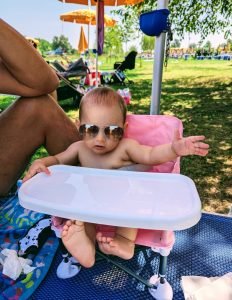 neonato che mangia fuori casa