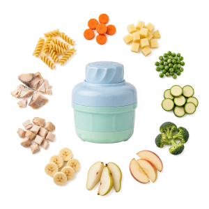 Tritatutto portatile azzurro circondato da verdure, frutta, carne e pasta da frullare per la pappa